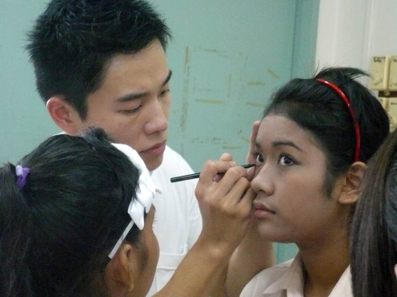 applying_kohl_pencil_eyeliner_img