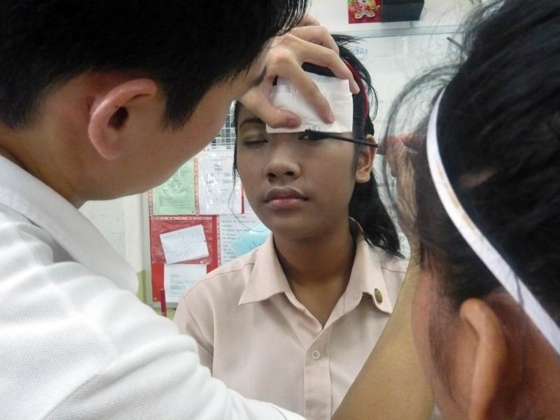 applying_mascara_img
