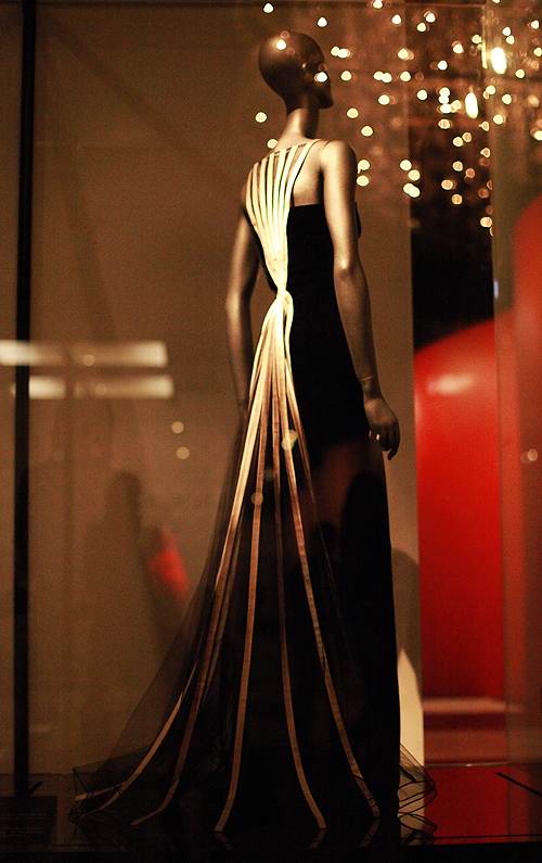 valentino_evening_gown_haute_couture_fall_winter_1992_93_img
