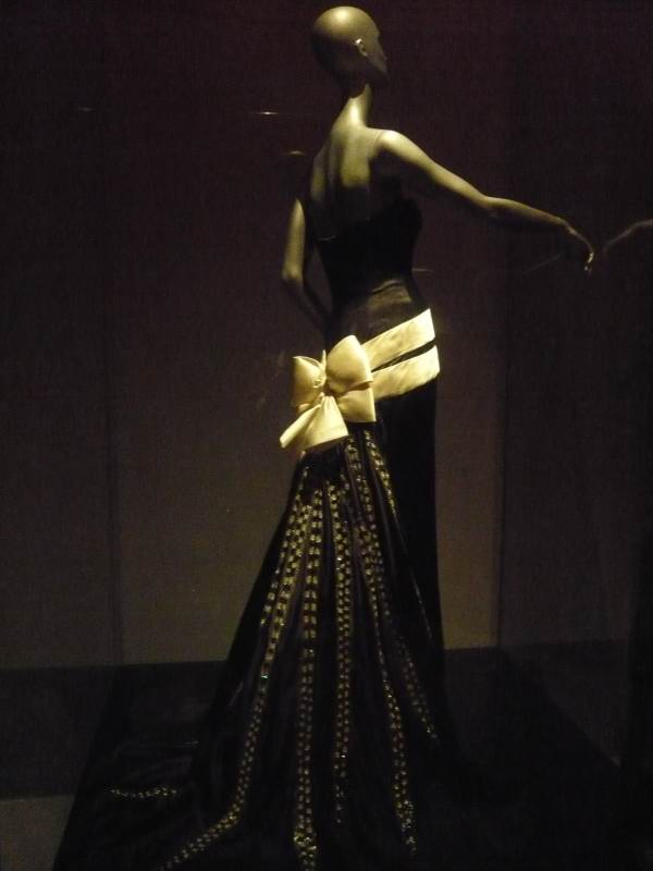 valentino_evening_gown_haute_couture_fall_winter_2005_6_img