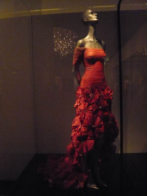 valentino_strapless_evening_dress_haute_couture_spring_summer_2003_img